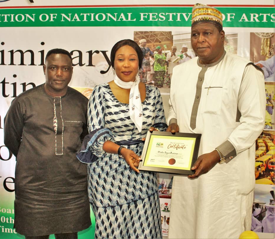 The President of Roost Foundation Dame Julie Donli, presenting the Award to the Director General, National Council for Arts and Culture, Otunba Segun Runsewe during the courtesy visit to NCAC headquarters in Abuja.